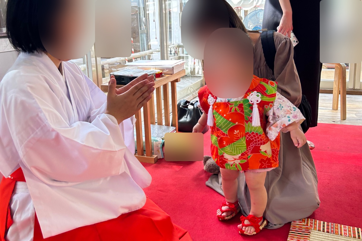飯盛神社での餅踏みの様子｜わらじを履いて着物を着た1歳の子ども